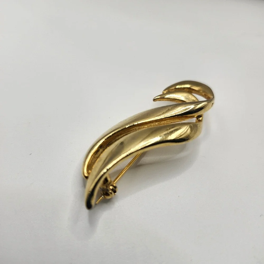 Vintage Gold‎ Tone Abstract Swirl Leaf Brooch Pin Polished Finish 2.5 Inch